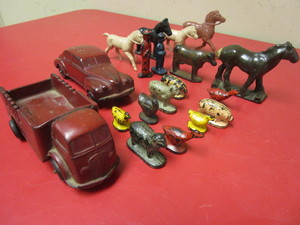 lot 920 image: VINTAGE AUBURN RUBBER CO. TOY OLDSMOBILE AND TRUCK, WITH FIGURES, ANIMALS