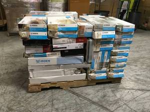 lot 2 image: LOT WITH ASSORTED MOEN FAUCETS FOR PARTS SEE PICS