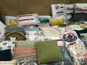lot 6 image: LOT WITH ASSORTED COUCH & BEDROOM PILLOWS DIFFERENT SIZES & COLORS SEE PICS