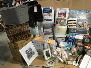 lot 10 image: LOT WITH ASSORTED HOUSEWARES & BEDROOM ACCESSARIES SEE PICS