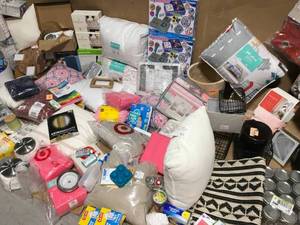 lot 11 image: LOT WITH ASSORTED HOUSEWARES & BEDROOM ACCESSARIES SEE PICS
