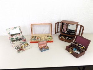 lot 61 image: Large Lot of Vintage Costume Jewelry