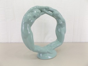 lot 70 image: Mid Century Haeger Circle of Love Man Woman Nude Sculpture 