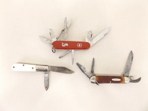 lot 23 image: Kabar, Swiss Army, and Barlow Pocket Knives