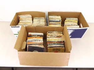 lot 27 image: WOW Collection of 500 1970s 45 rpm Vinyl Records