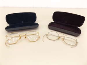 lot 31 image: 2 Pairs of Antique Reading Glasses