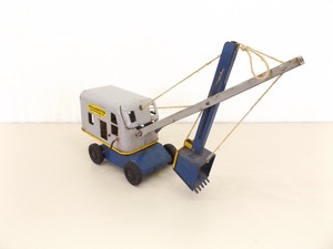 lot 32 image: Vintage Wyandotte Metal Construction Crane Toy