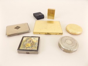 lot 75 image: Lot of Vintage Compacts