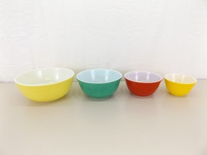 lot 85 image: Set of 4 Vintage Pyrex Primary Color Nesting Bowls