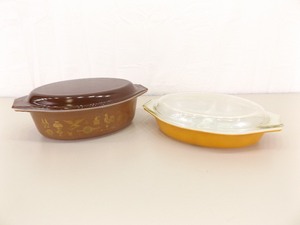 lot 86 image: 2 Vintage Lidded Pyrex Covered Casserole Glass Dishes 