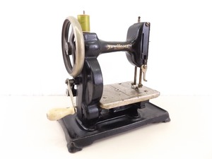 lot 1 image: Antique 1912 Patd New Home Midget Hand Crank Sewing Machine