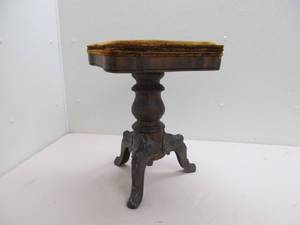 lot 8 image: vintage piano bench