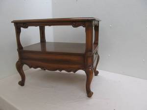 lot 9 image: vintage end table