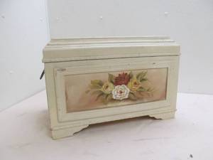 lot 50 image: floral dcor box