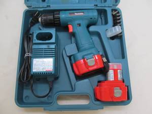 lot 82 image: Makita drill
