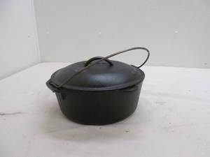 lot 90 image: Lodge Dutch oven