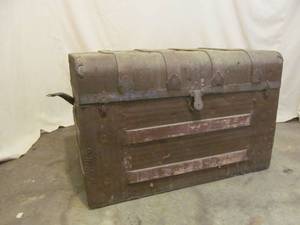 lot 138 image: Antique travelers trunk