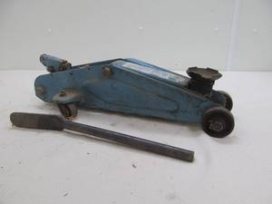 lot 156 image: hydraulic floor jack