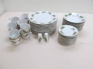 lot 164 image: Christmas dishes