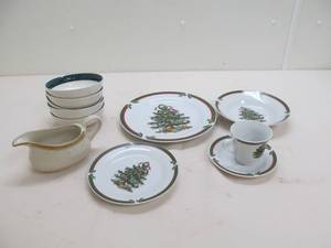 lot 165 image: Holiday tree place setting, Gibson bowls