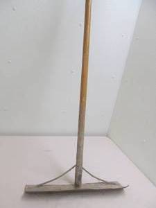 lot 169 image: cement masonry leveling tool