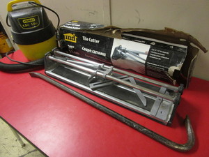 lot 516 image: 20 TILE CUTTER, STANLEY WETDRY VAC, PRY BAR