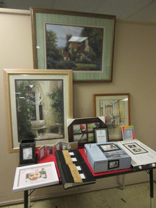 lot 535 image: PANDIGITAL 7 LCD PHOTO FRAME - NEW, PHOTO ALBUMS, ASSORTED FRAMES, COUNTRY-STYLE ARTWORK
