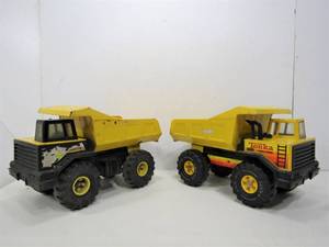 lot 73 image: 4 Vintage Metal TONKA Dump Trucks & Fire Engine