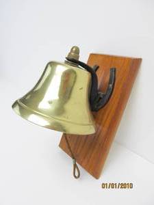 lot 260 image: Solid Brass Dinner Bell wHorseshoe Bracket