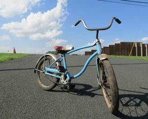 lot 173 image: Vintage SCHWINN PIXIE Boys Bicycle