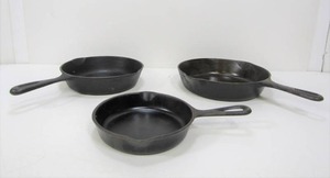 lot 187 image: Group of 3 Vintage Cast Iron Skillets - Griswold Wagner etc