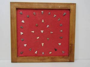 lot 199 image: Case of Small Stone Native American Arrowheads
