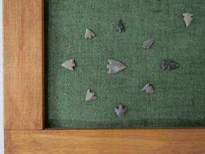 lot 200 image: Case of Small Stone Native American Arrowheads
