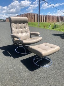 lot 350 image: Signed EKORNES Reclining Swivel Lounge Chair wOttoman