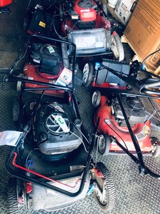Pallet whit assorted mower for parts o repair salvage