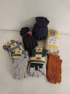 lot 127 image: Lot of Mens Work & Winter Gloves