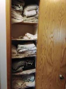 lot 115 image: Contents of Linen Closet