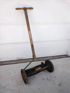 lot 206 image: Manual Push Lawnmower