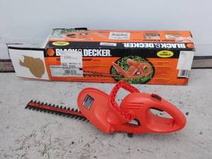 lot 213 image: Black & Decker 16 Hedge Trimmer