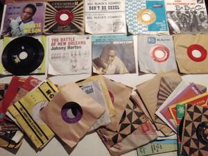 lot 125 image: Box of Miscellaneous 45s