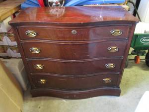 lot 5 image: Bassett Furniture 4-Drawer Dresser ...