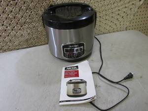 lot 11 image: Aroma 10-Cup Digital Rice Cooker an...