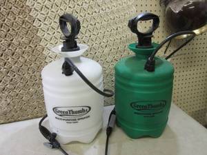 lot 21 image: 2 Green Thumb Sprayers Multi-Purpos...