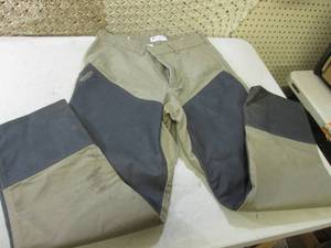 lot 24 image: Columbia Sportswear 34 x 32 Sports...