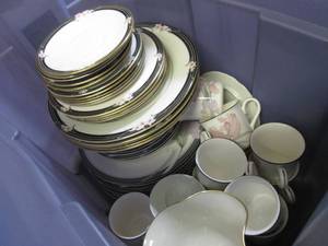 lot 55 image: English Porcelin Dish Set  F-3...