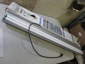 lot 60 image: 4 ft Plug-In Work Light with Partia...