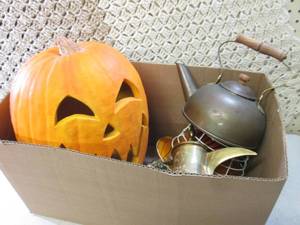 lot 65 image: Lot of Misc Decor  D-3T...