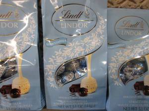 lot 139 image: 5 Bags of Lindt Lindor Truffles Whi...