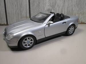 lot 152 image: Maisto Mercedes Benz SLK 230 Diecas...