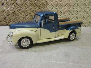 lot 169 image: 1940 Ford Diecast Pickup 124 Scale...